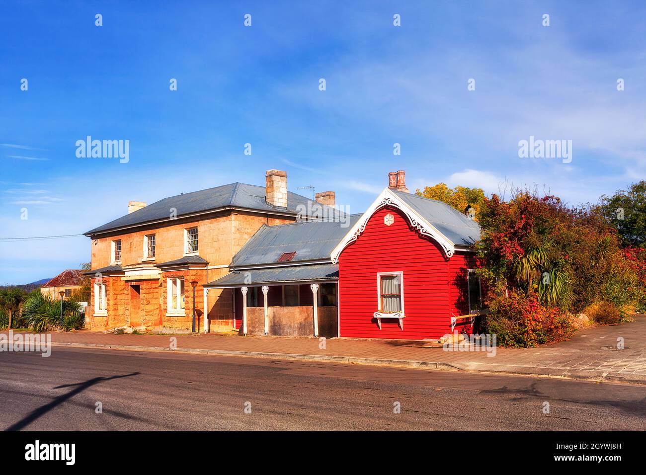 Rue historique dans la ville rurale locale de Tasmanie - Triabunna sur la côte est.Façades de maisons historiques régulières le long de la route. Banque D'Images