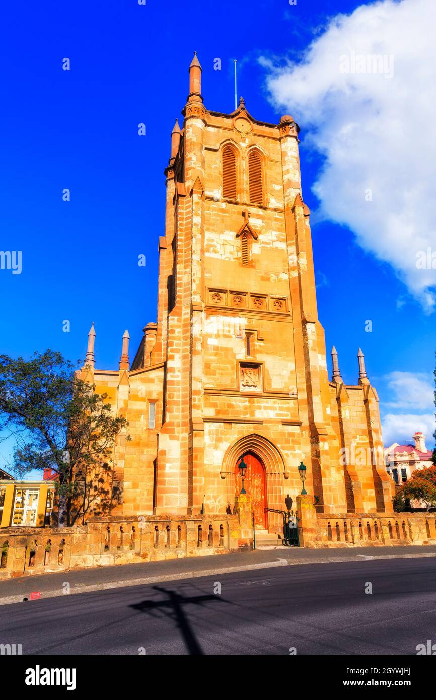 Historique spectaculaire église gothique dans la banlieue de Hobart ville de Tasmanie contre ciel bleu. Banque D'Images
