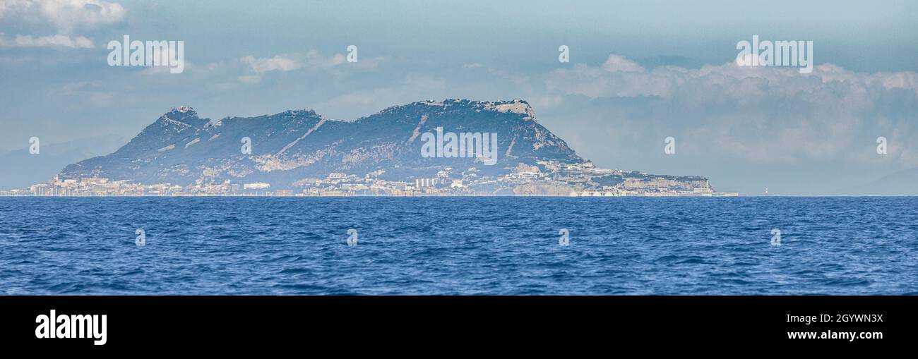 La côte occidentale du notaire de Gibraltar, qui se jette dans le détroit de Gibraltar depuis la péninsule ibérique. Banque D'Images