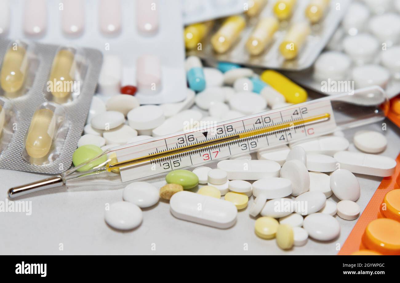 Thermomètre médical en verre avec température élevée de la grippe.Contexte des vitamines et des médicaments. Banque D'Images
