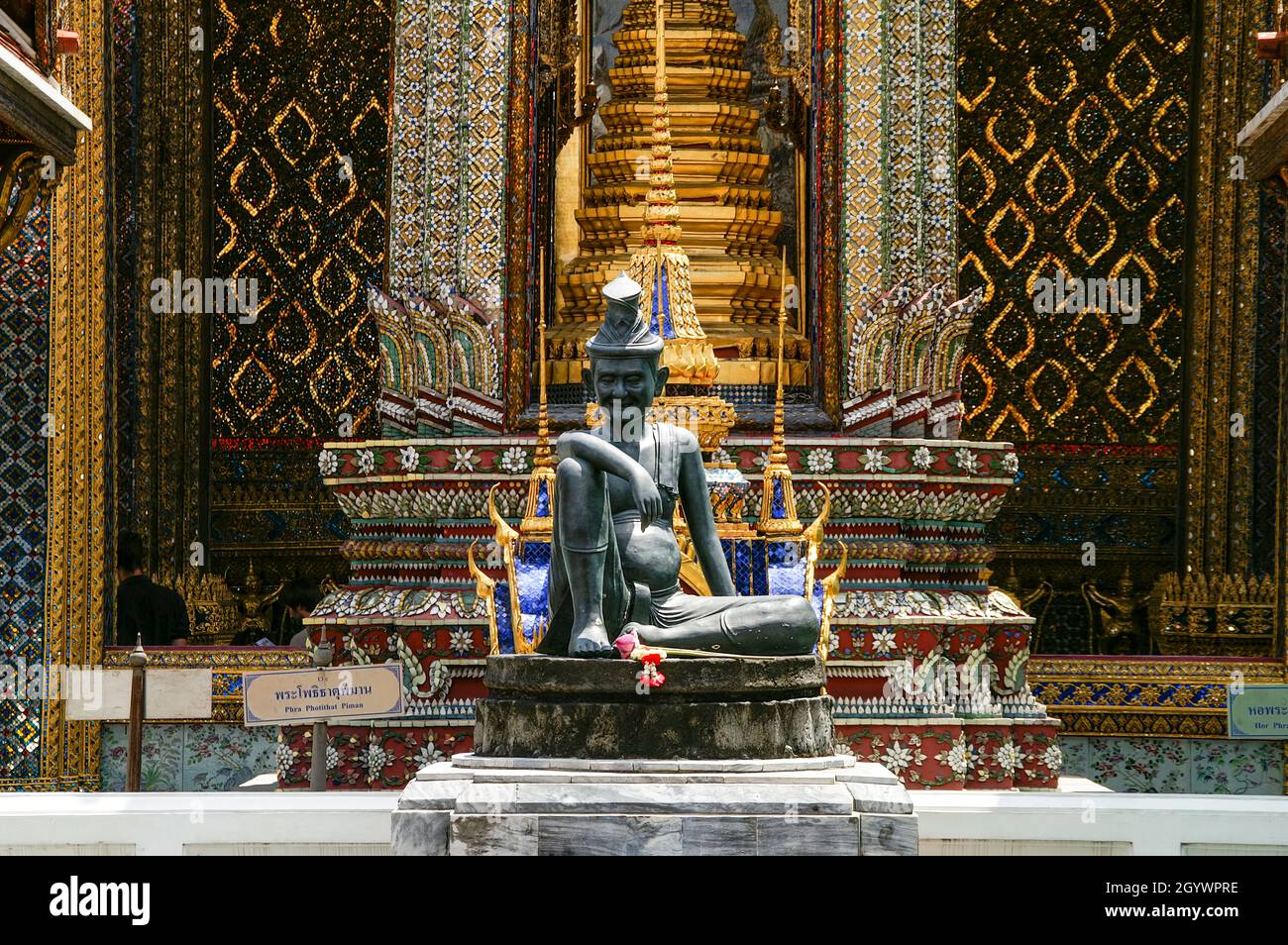 Statue d'un médecin ermite dans une cour du Grand Palais.พระบรมมหาราชวัง.Wat Phra Kaew ; Bangkok, Thaïlande Banque D'Images
