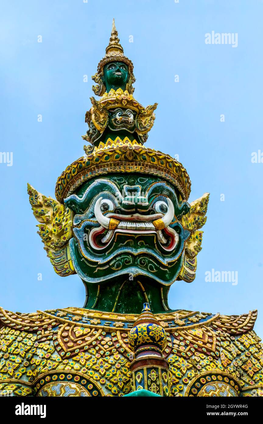 Garde du démon, gardien; Yaksha, Thotsakhirithon, au Grand Palais; พระบรมมหาราชวัง; Wat Phra Kaew, Bangkok, Thaïlande. Statue Banque D'Images