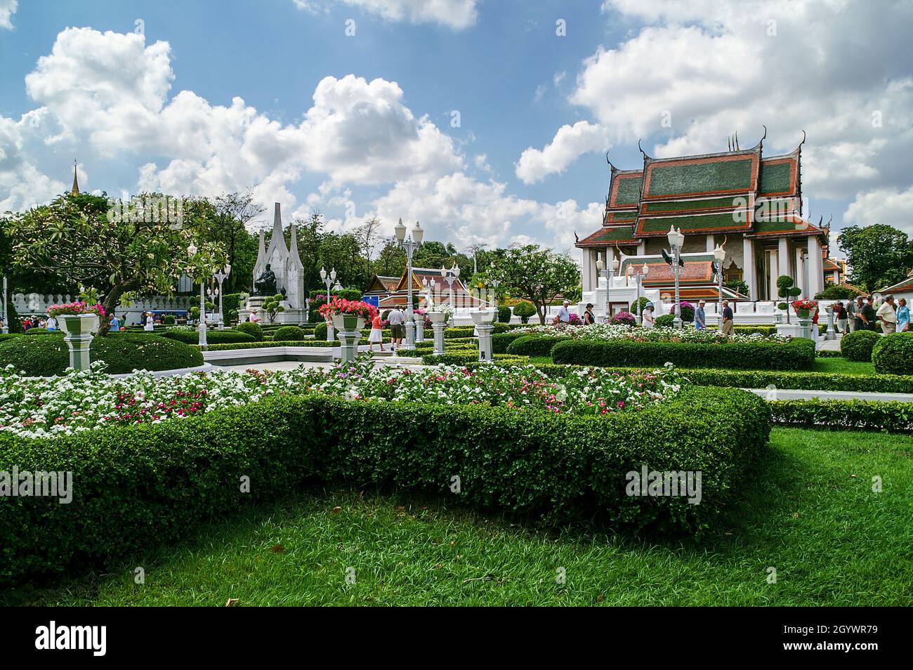 Grand Palais พระบรมมหาราชวัง.Personnes dans le jardin de Ratchanatdaram, Temple de Loha Prasat, Monastère de fer.Statue de Rama III, centre à gauche.Bangkok Banque D'Images