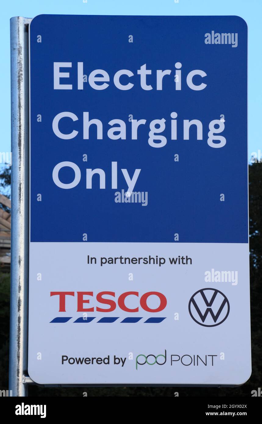 Charge électrique uniquement, panneau, baie, parking, point de pod,Tesco, Hunstanton, Norfolk, Angleterre Banque D'Images