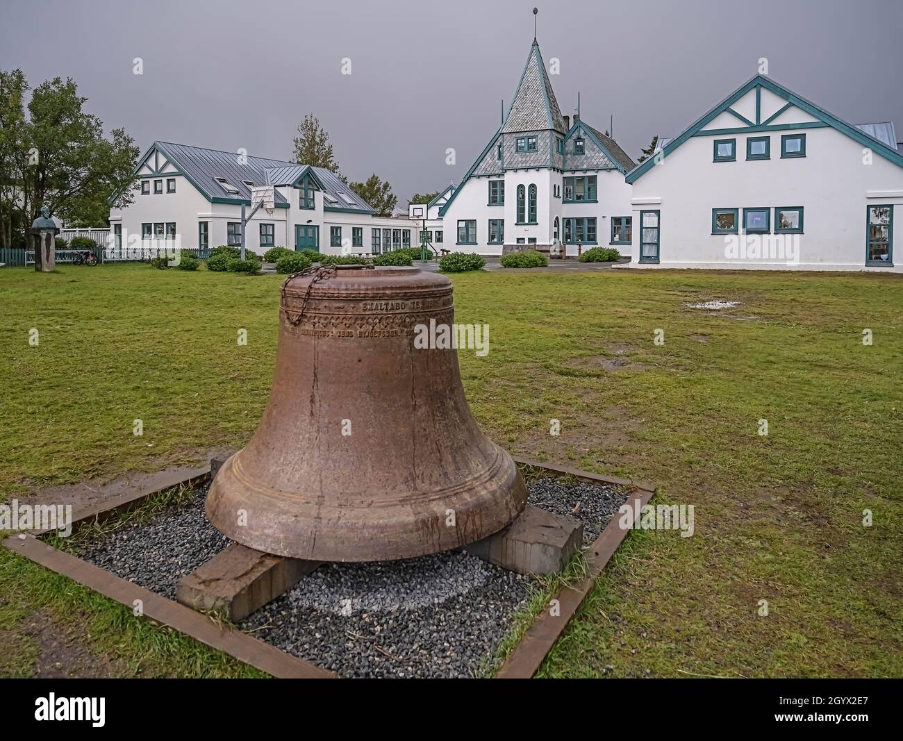 Reykjavik, Islande – 22 septembre 2021 : vue extérieure d'une cloche l'école privée, Landakot Banque D'Images
