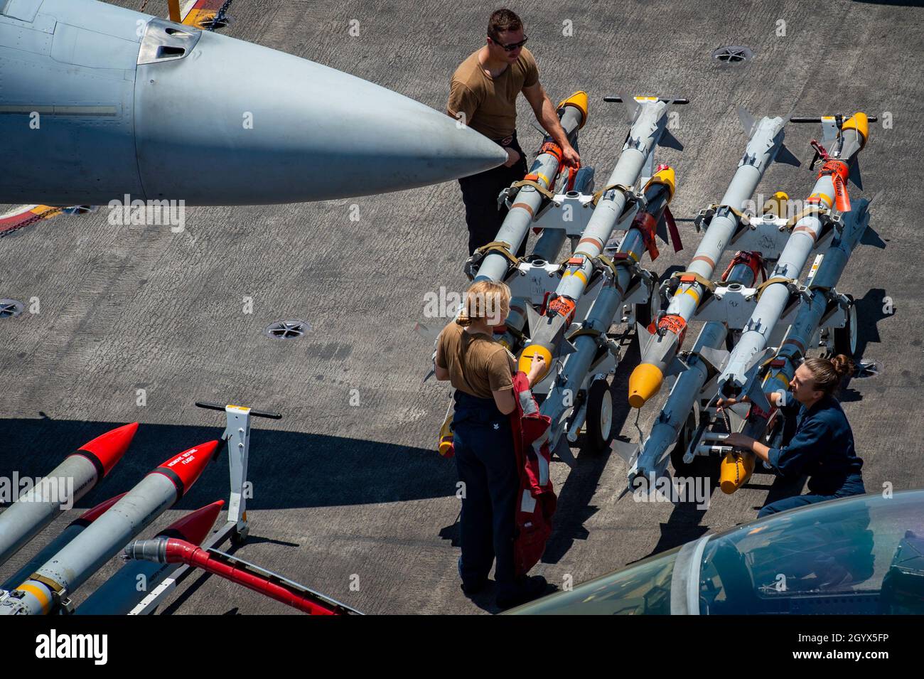 211008-N-RB149-1120 MER DE CHINE MÉRIDIONALE (OCT8, 2021) les marins transportent des munitions sur le pont de vol du porte-avions de la classe Nimitz USS Carl Vinson (CVN 70), 8 octobre 2021.Carl Vinson Carrier Strike Group est en cours de déploiement prévu dans la zone d'exploitation de la 7e flotte des États-Unis afin d'améliorer l'interopérabilité par le biais d'alliances et de partenariats tout en servant de force d'intervention prête à l'emploi pour soutenir une région Indo-Pacifique libre et ouverte.(É.-U.Photo de la marine par Nicholas carter, spécialiste des communications de masse, 3e classe) Banque D'Images