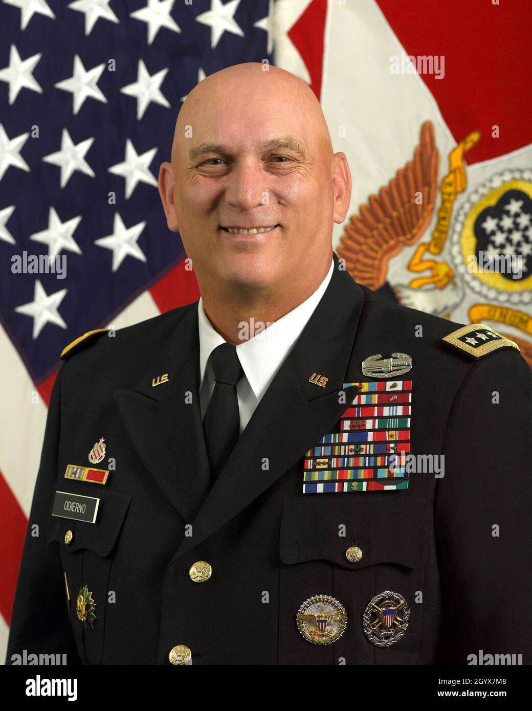 Le général Raymond T. Odierno a pris ses fonctions de 38e chef d'état-major de l'armée américaine le 7 septembre 2011.Originaire du nord du New Jersey, le général Odierno a fréquenté l'Académie militaire des États-Unis à West point, obtenant son diplôme en 1976 avec une commission d'artillerie de campagne.Pendant plus de 35 ans de service, il a commandé des unités à chaque échelon, du peloton au théâtre, en Allemagne, en Albanie, au Koweït, en Iraq et aux États-Unis.Après sa première affectation à l'armée américaine Europe, le général Odierno a été affecté à l'artillerie du XVIIIe corps aéroporté à fort Bragg, en Caroline du Nord, où il en a commandé deux Banque D'Images