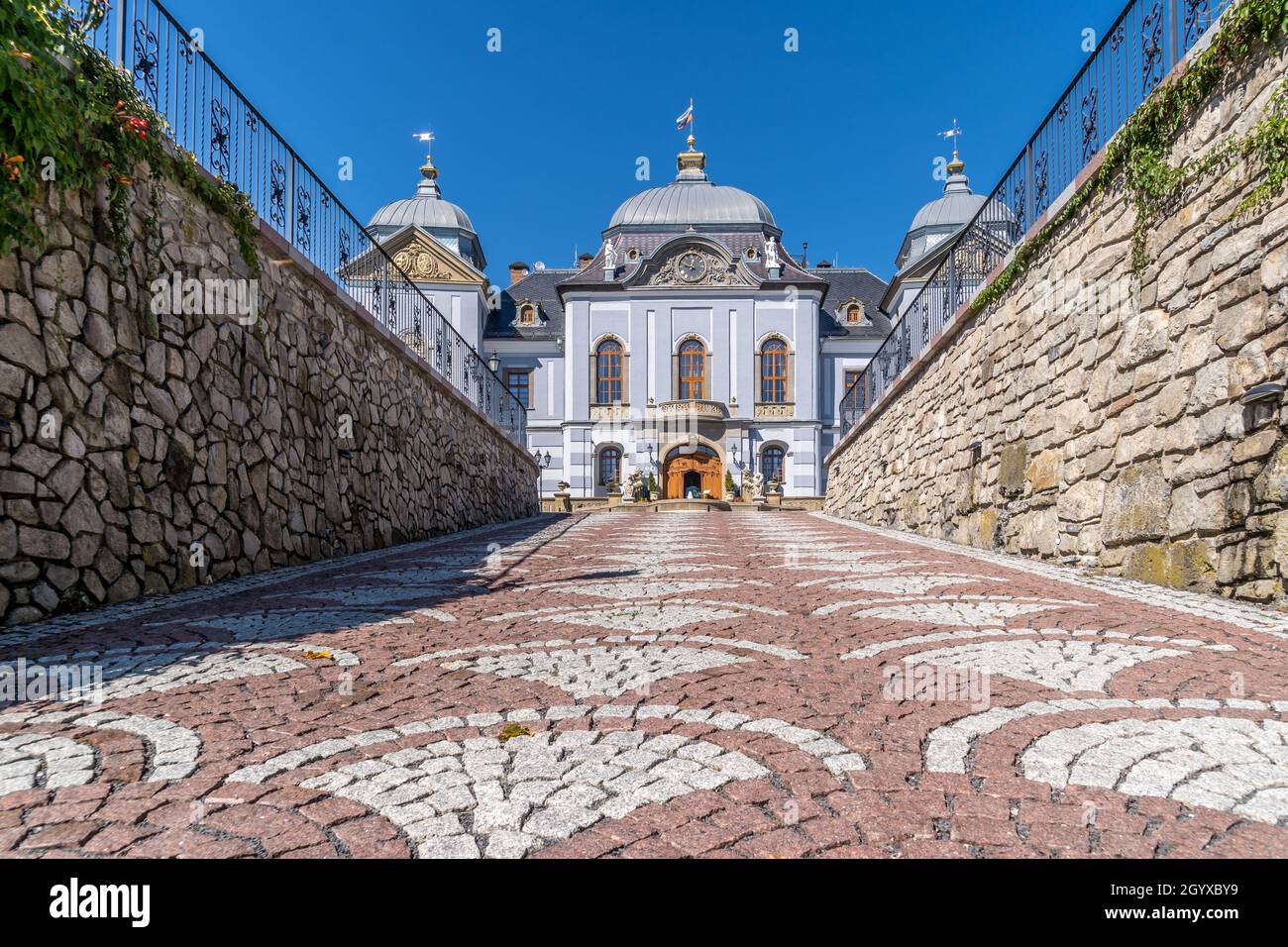 Vue aérienne sur le château de Hálic en Slovaquie, le manoir est devenu un hôtel de luxe cinq étoiles avec une allée de jardin en brique et un motif Banque D'Images