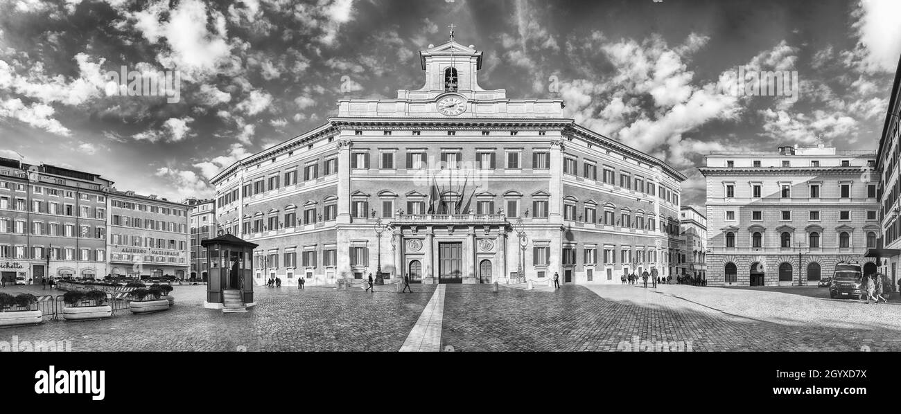 ROME - NOVEMBRE 18 : vue panoramique du Palazzo Montecitorio, bâtiment emblématique dans le centre de Rome, Italie, 18 novembre 2018.C'est le siège du C italien Banque D'Images