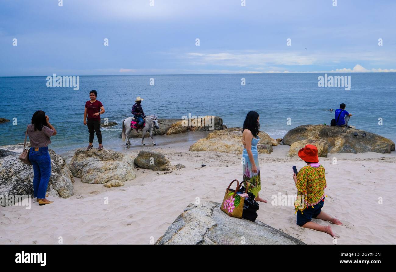 Les gens thaïlandais s'amusent pendant un week-end sur la plage de Hua Hin, en Thaïlande Banque D'Images