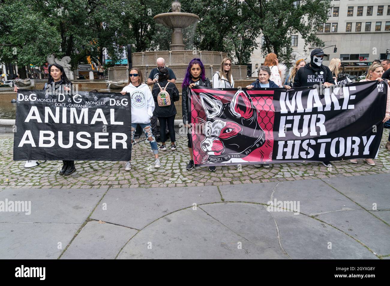 La Marche contre la fourrure NYC organisée par la Coalition pour abolir le commerce de la fourrure : des activistes attentionnés contre la fourrure dans le centre de Manhattan à New York le 9 octobre 2021.Des centaines de militants des droits des animaux se sont rassemblés sur le Grand Army Plaza pour le rassemblement et ont défilé à travers les rassemblements de mise en scène de Midtown Manhattan devant les boutiques de mode haut de gamme de Christian Dior, Moncler, Fendi, Dolce et Gabbana exigeant la fin de l'utilisation de la fourrure d'animaux à la mode.Les manifestants se sont également rassemblés contre des voitures de cheval et ont exigé que le conseil municipal adopte une législation pour les interdire dans les rues de New York.(Photo de Lev Radin/Sipa USA) Banque D'Images