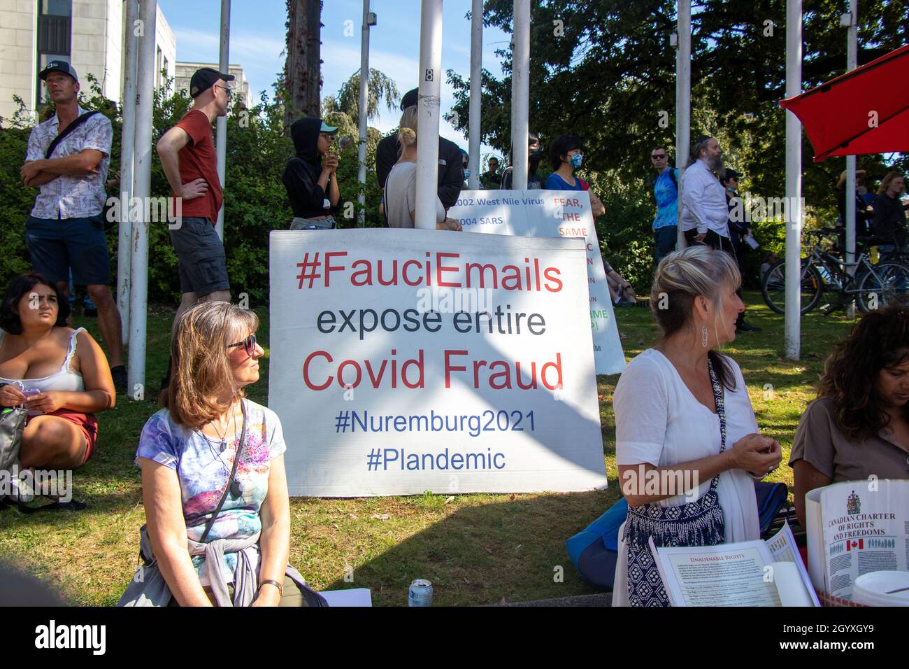 Vancouver, Canada - septembre 8,2021 : vue de l'affiche les courriels de Faucci exposent toute la fraude de Covid pendant le rassemblement contre la carte de vaccin de la Colombie-Britannique devant la fourgonnette Banque D'Images