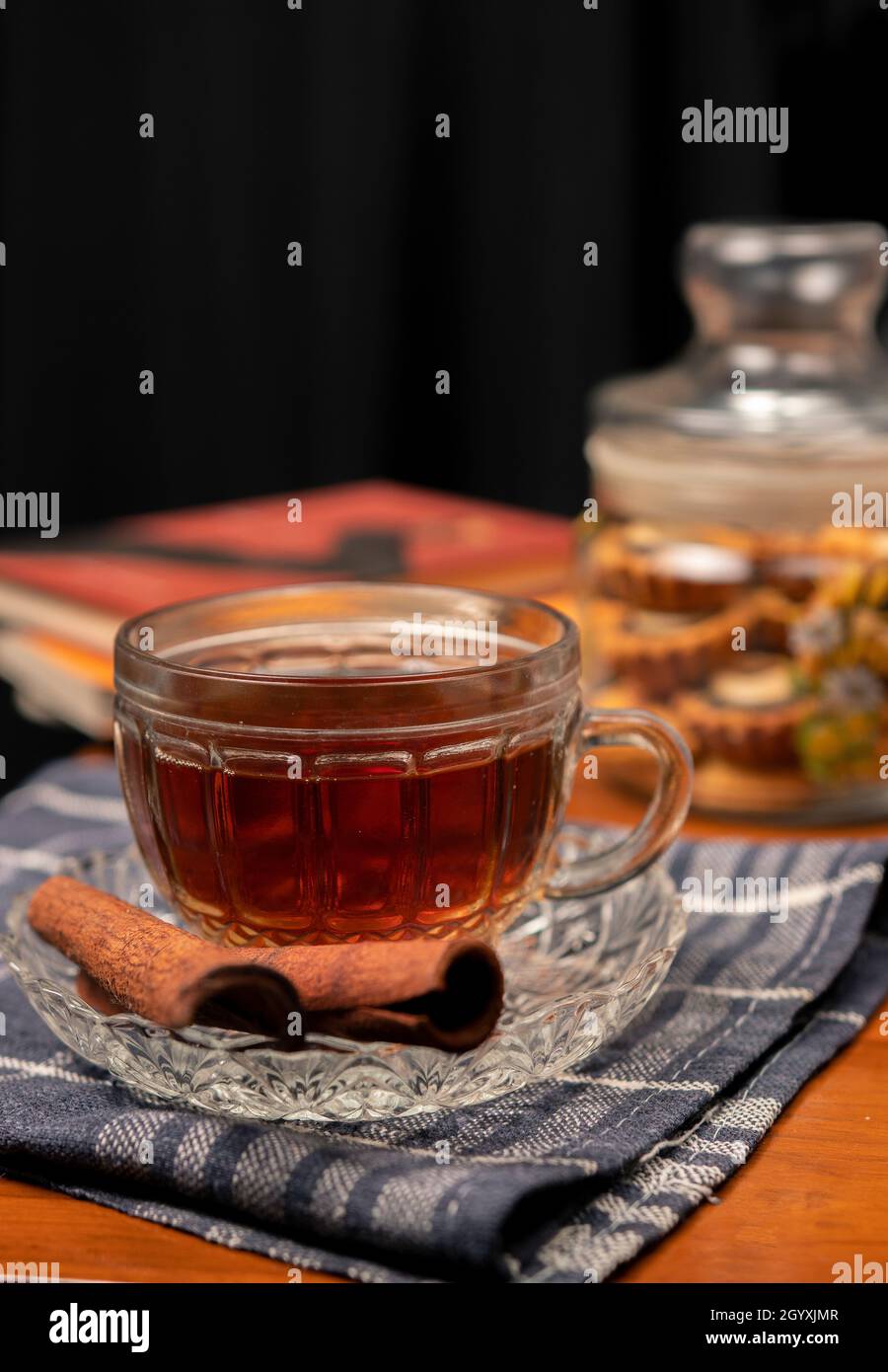 Une tasse de thé à la cannelle et quelques tranches de gâteau comme garniture Banque D'Images