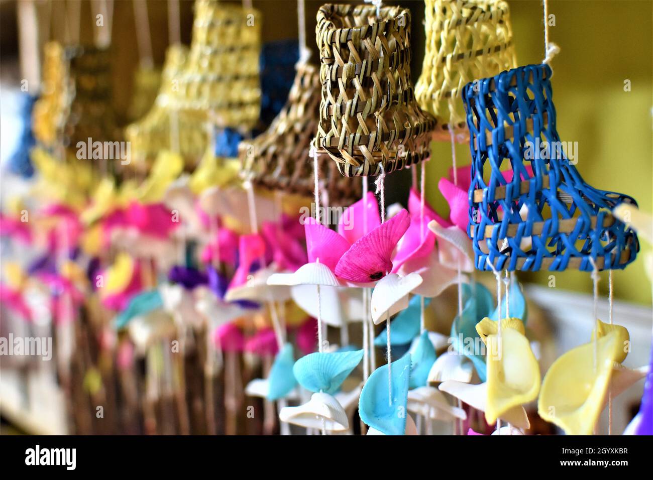 Des carillons de vent de coquillages suspendus dans la boutique de souvenirs en plein air tropical île plage Banque D'Images