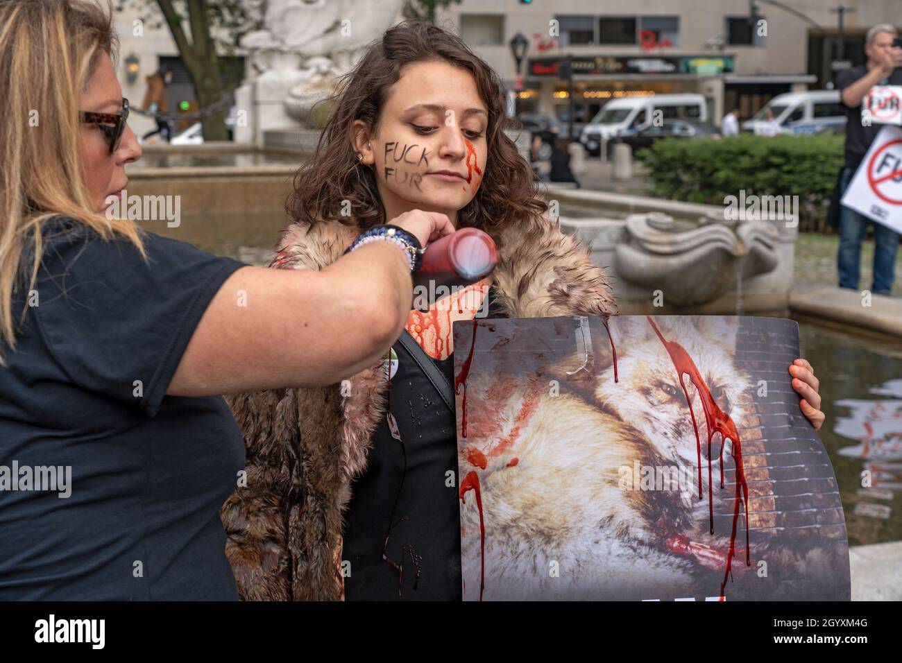 NEW YORK, NY - 9 OCTOBRE : un militant des droits des animaux couvert par des manifestations de faux sang lors d'une marche contre la fourrure à Grand Army Plaza sur la Cinquième Avenue le 9 octobre 2021 à New York.Les militants des droits des animaux de fur Free NYC, une coalition d'organisations à but non lucratif qui travaillent à l'interdiction de la vente de fourrures à New York, ont protesté pacifiquement en demandant aux New-Yorkais d'exhorter leurs membres du Conseil municipal de New York à soutenir le projet de loi Intro 1476 pour New York sans fourrure. Banque D'Images