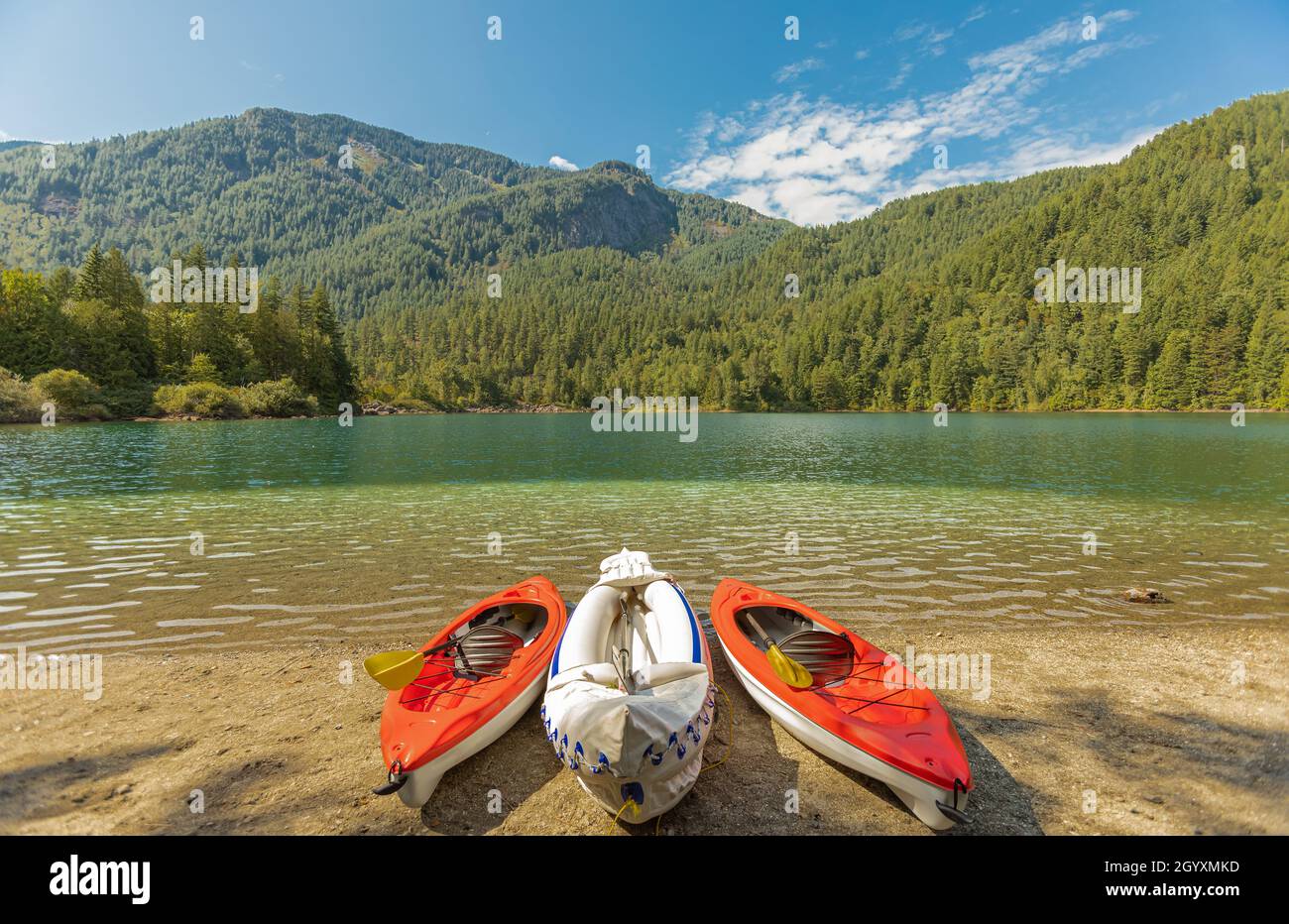 Trois canots ou bateaux colorés sur une rive d'un beau lac dans un parc.Colombie-Britannique, Canada.Photo de voyage, personne, mise au point sélective, concept phot Banque D'Images