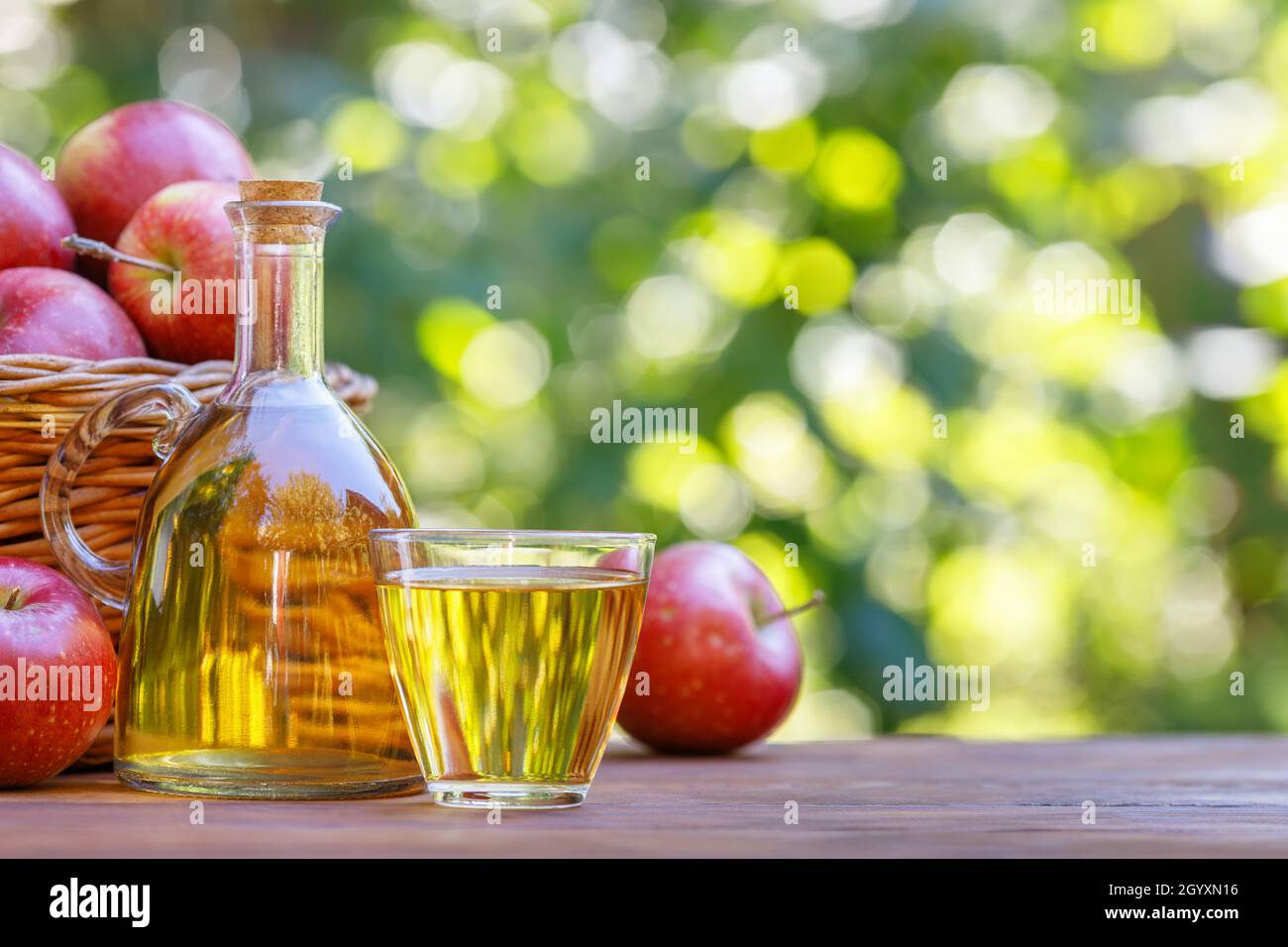 cidre ou jus de pomme en verre et bouteille à l'extérieur Banque D'Images