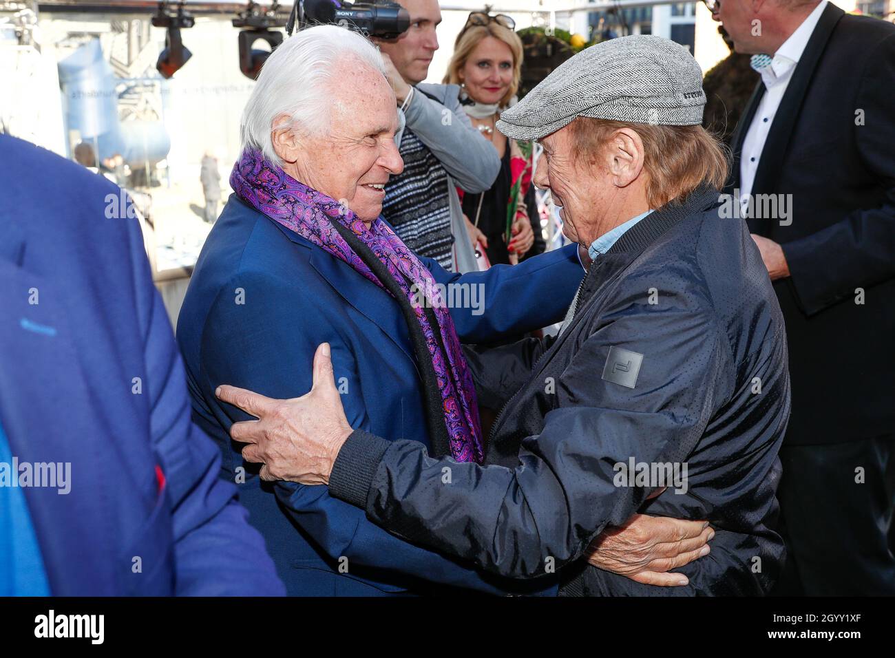 Berlin, Allemagne.09e octobre 2021.Eckart Witzigmann (l) et Claus Theo Gärtner viennent à "80 ans d'Eckart Witzigmann - Berlin dit merci" au KPM Königliche Porzellan-Manufaktur.Credit: Gerald Matzka/dpa-Zentralbild/ZB/dpa/Alay Live News Banque D'Images