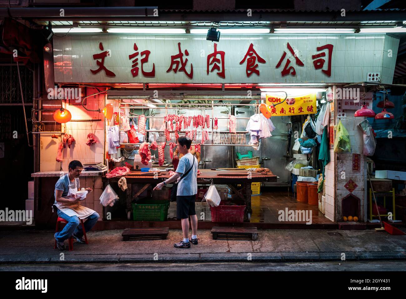 Un boucher prend un repas à Gage Sreet, Central, Hong Kong Island Banque D'Images