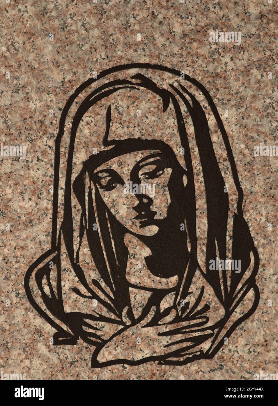 REGHIN, ROUMANIE - 12 septembre 2021 : vue d'une gravure en marbre représentant la Vierge Marie dans le cimetière orthodoxe de la ville de Reghin, Roumanie Banque D'Images