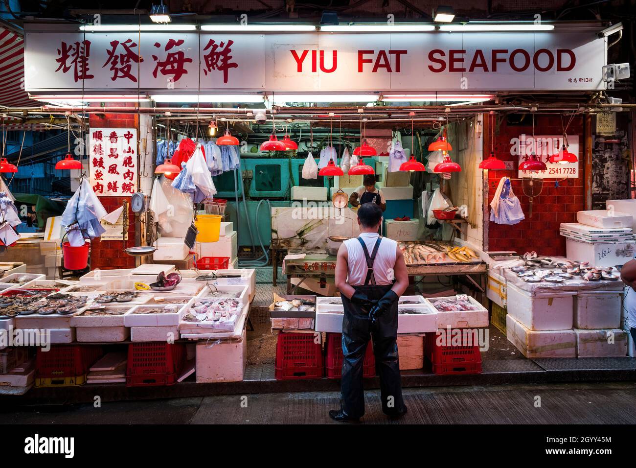 Une boutique vend du poisson frais et d'autres fruits de mer à Gage Sreet, Central, Hong Kong Island Banque D'Images