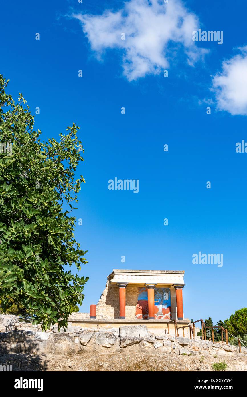 Ciel bleu clair au-dessus du Palais minoen de Knossos en été, Héraklion, Crète, Grèce Banque D'Images