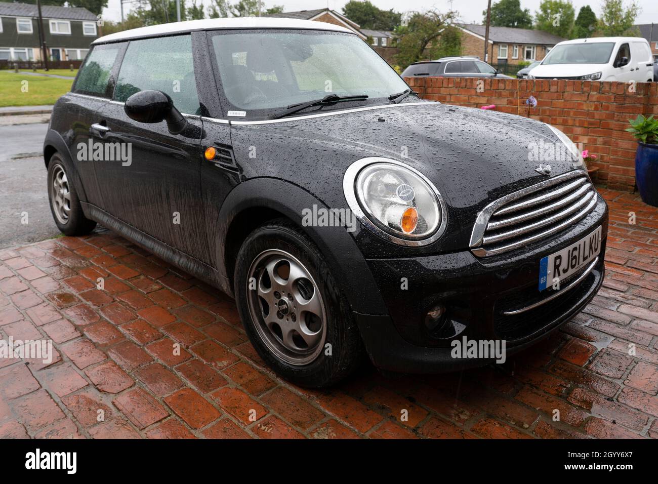 Une voiture miniature noire de 3e génération, située sur une allée privée en briques à Pangbourne, au Royaume-Uni Banque D'Images