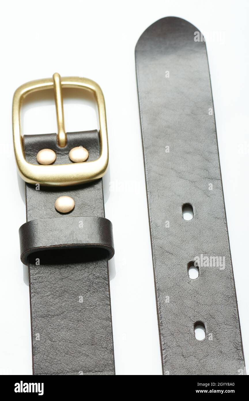 Élégante ceinture en cuir marron macro isolée Banque D'Images