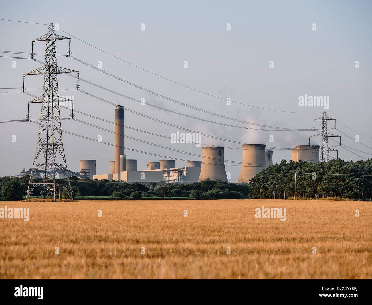 Centrale électrique Drax une grande centrale électrique à biomasse dans le North Yorkshire, en Angleterre et des pylônes d'électricité se connectant au réseau national britannique. Banque D'Images