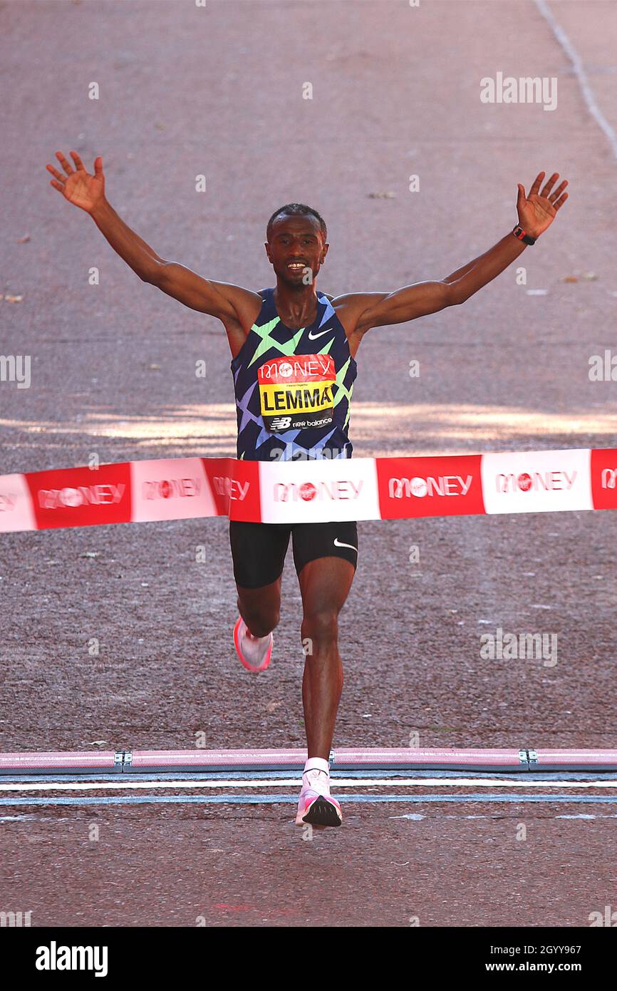 Sisay Lemma Kasaye, d'Éthiopie, remporte le Marathon Virgin Money de Londres en 2021 Banque D'Images