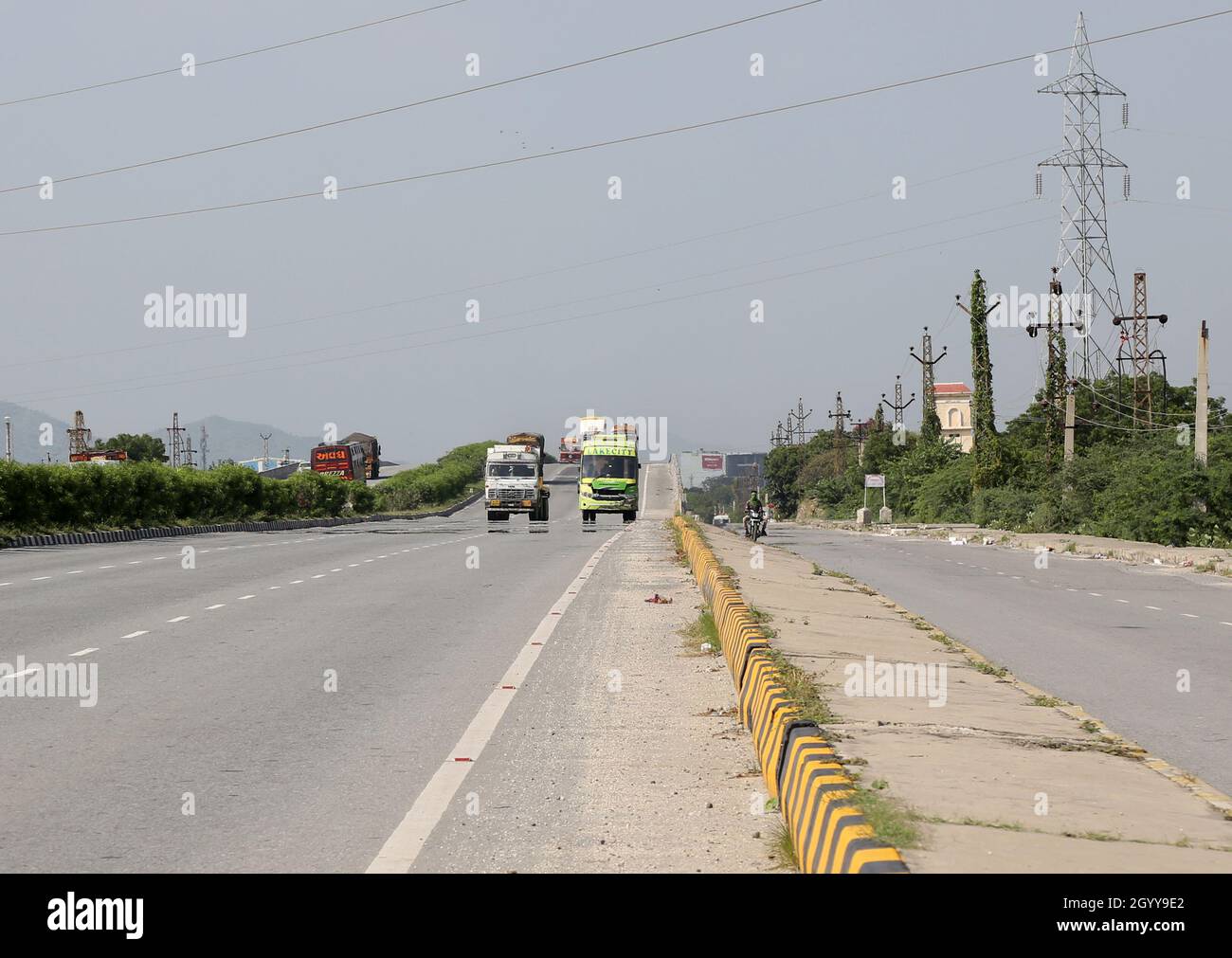 Un mirage apparaît sur l'autoroute nationale Delhi-Mumbai pendant une journée chaude alors que la température a atteint 35 degrés celsius en hiver à Beawar.Rajasthan a été témoin de conditions de vague de chaleur sévères dans ses différentes parties avec du mercure touchant 40 degrés Celsius.(Photo de Sumit Saraswat/Pacific Press) Banque D'Images