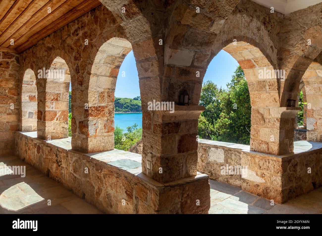 Arches à la célèbre maison de Patrick Leigh Fermor, le célèbre écrivain britannique (et de sa femme) dans la ville de Kardamyli, région de Mani, Messinia, Grèce. Banque D'Images