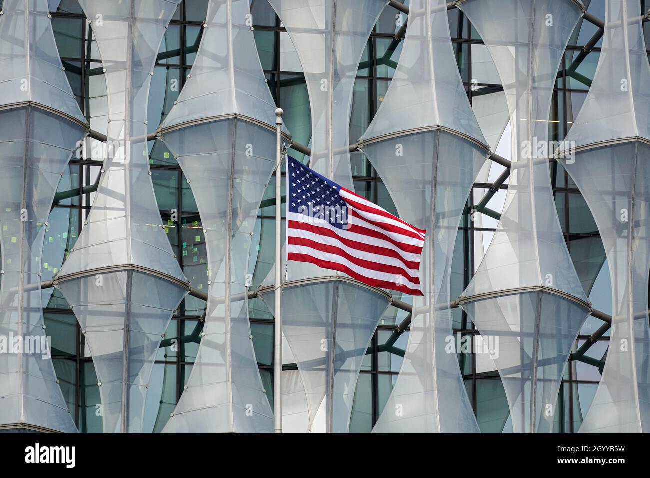 Drapeau américain à l'ambassade des États-Unis d'Amérique à neuf Elms, Londres Angleterre Royaume-Uni Banque D'Images