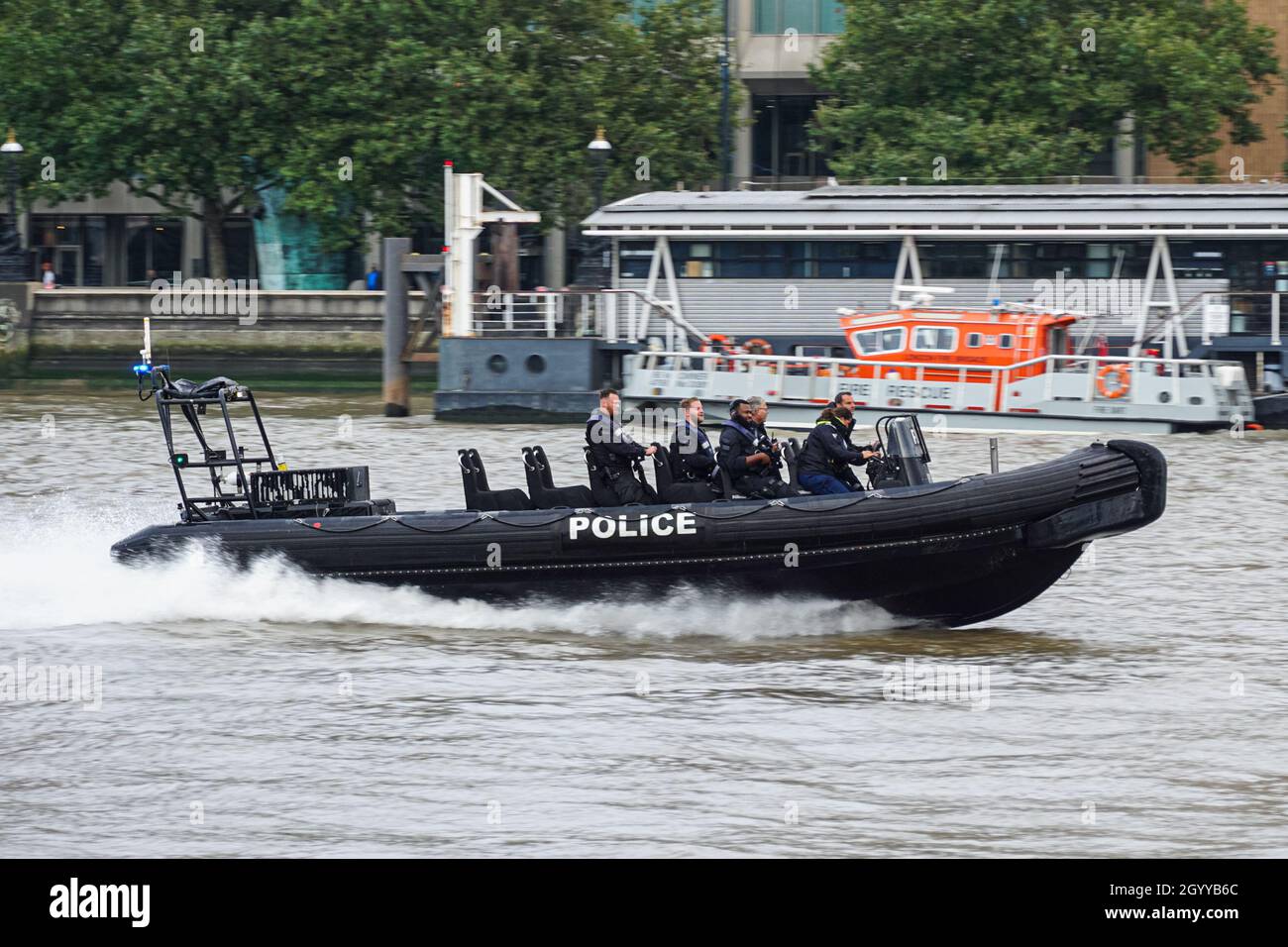 Metropolitan police High Speed rigide gonflable bateau (RIB) sur la Tamise, Londres Angleterre Royaume-Uni Banque D'Images