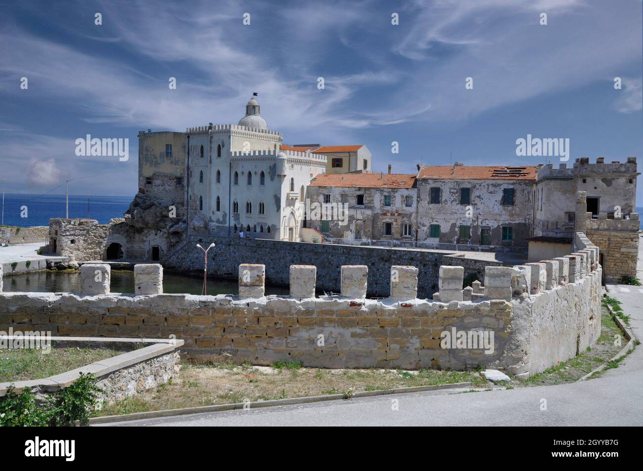 Le vieux port et le château de l'île de Pianosa en Toscane, Italie Banque D'Images