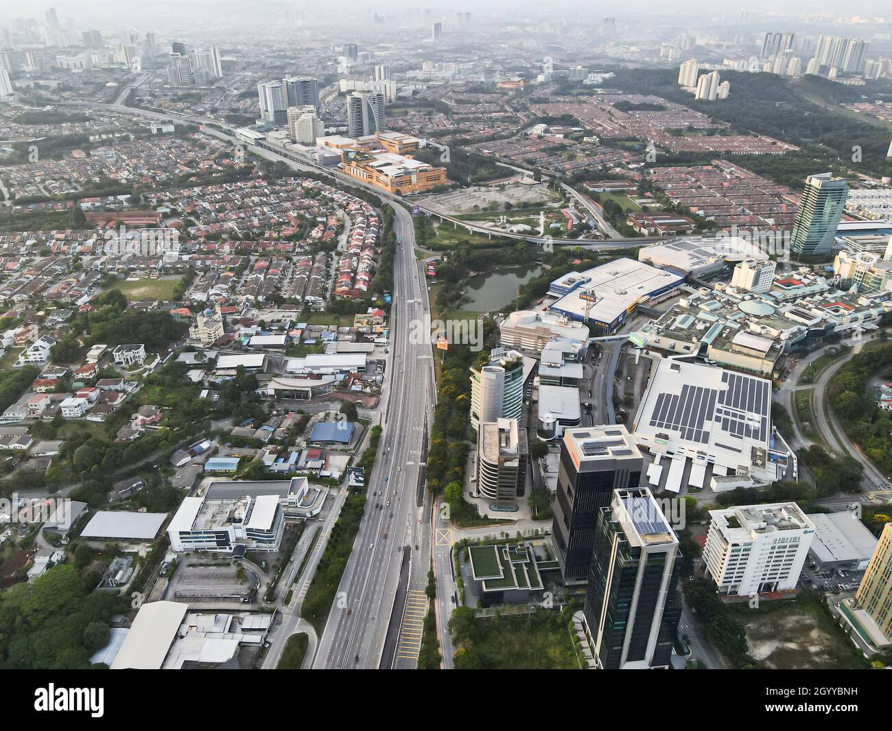 Kuala Lumpur, Malaisie: 10 octobre 2021 - vue aérienne d'un quartier commercial et résidentiel le matin.Éditorial Banque D'Images