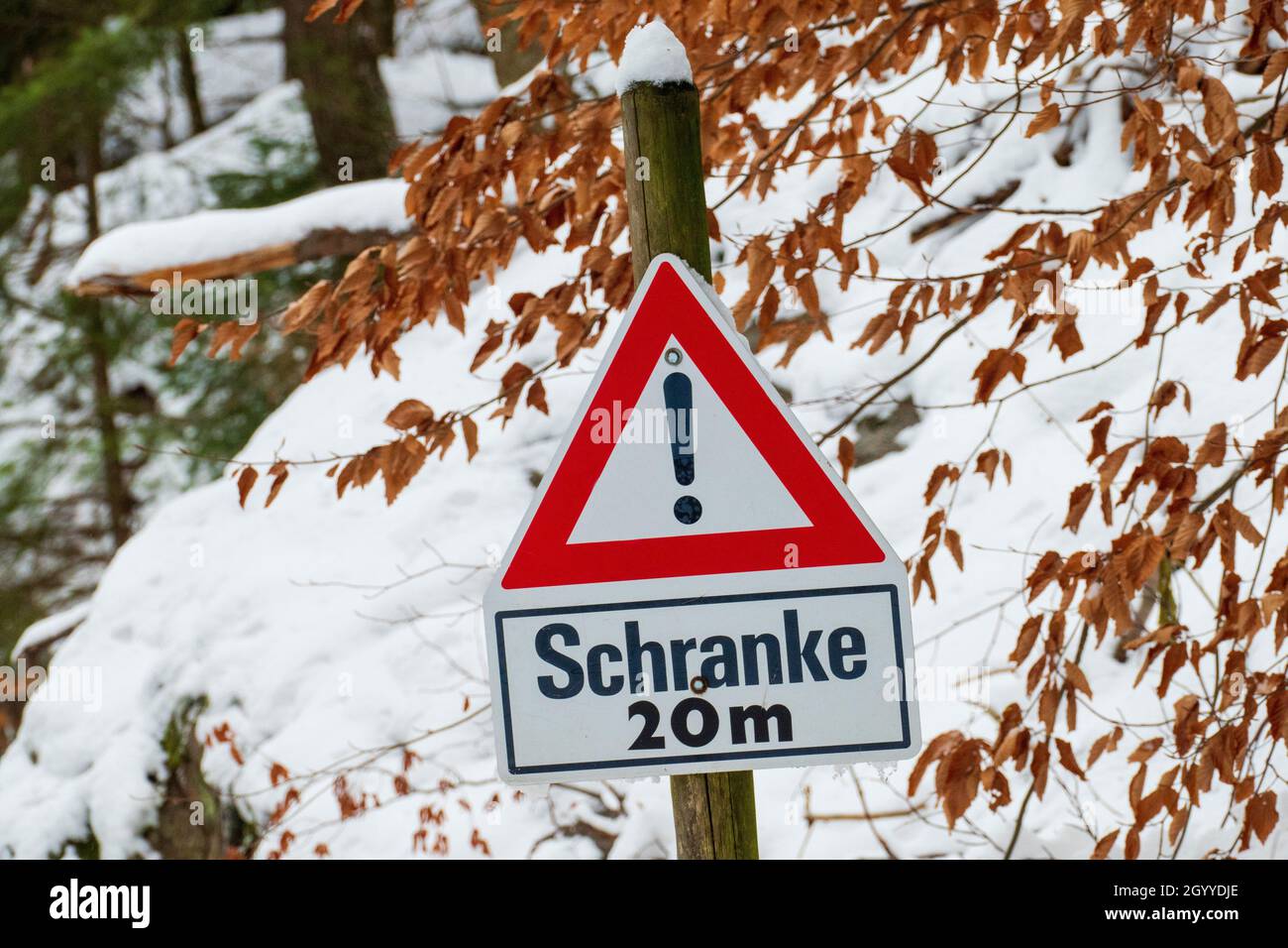 HINweisschild rotes Dreieck, Achtung, mit dem deutschen Text Schranke 20 M. Banque D'Images