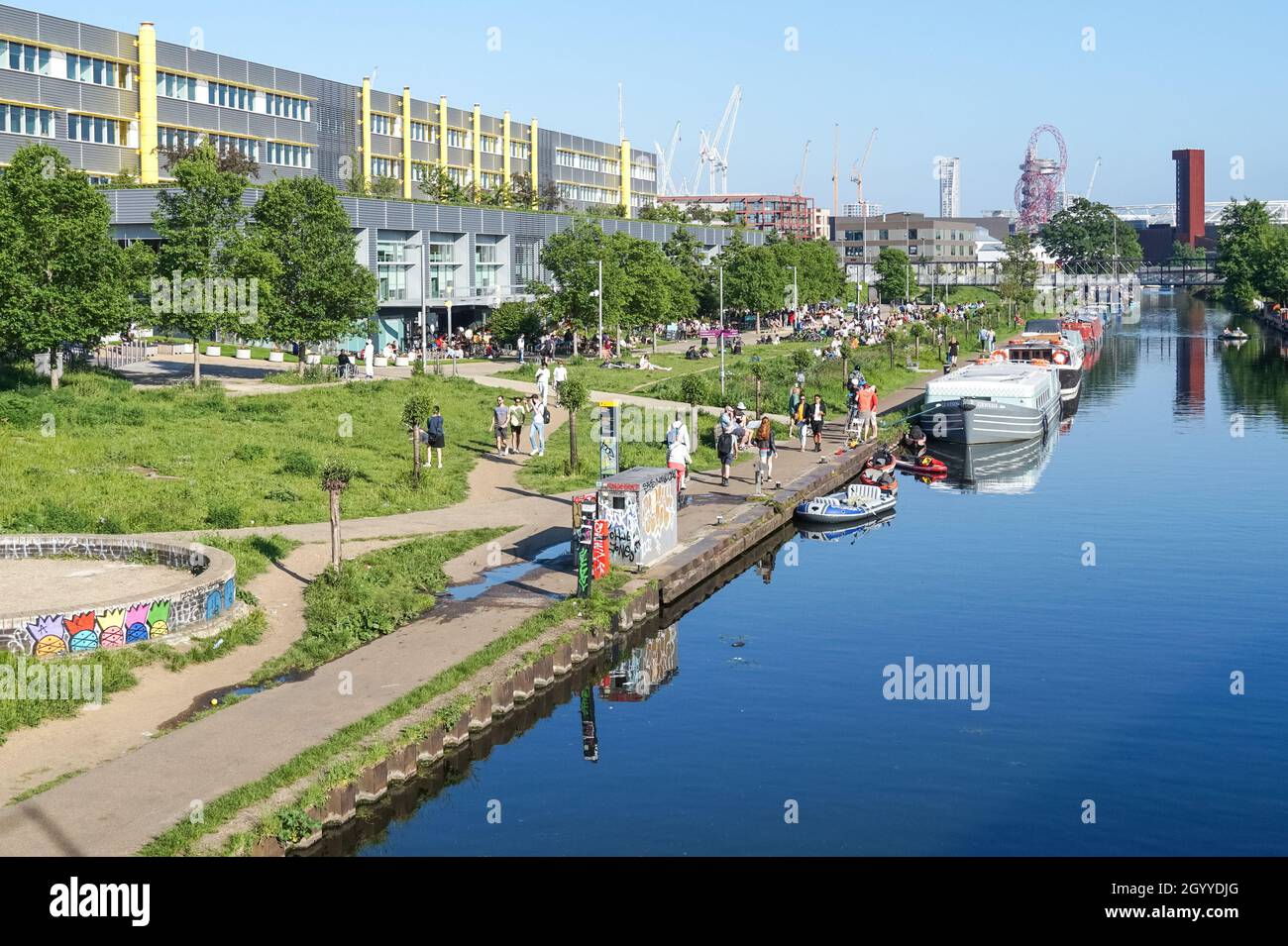 Les personnes bénéficiant du beau temps dans les pubs et restaurants dans l'est ici, à Londres Angleterre Royaume-Uni UK Banque D'Images