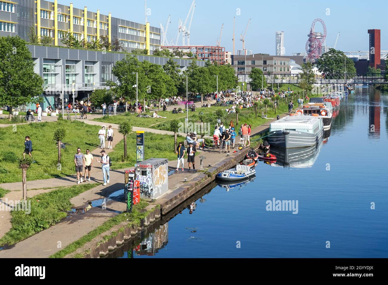 Les personnes bénéficiant du beau temps dans les pubs et restaurants dans l'est ici, à Londres Angleterre Royaume-Uni UK Banque D'Images