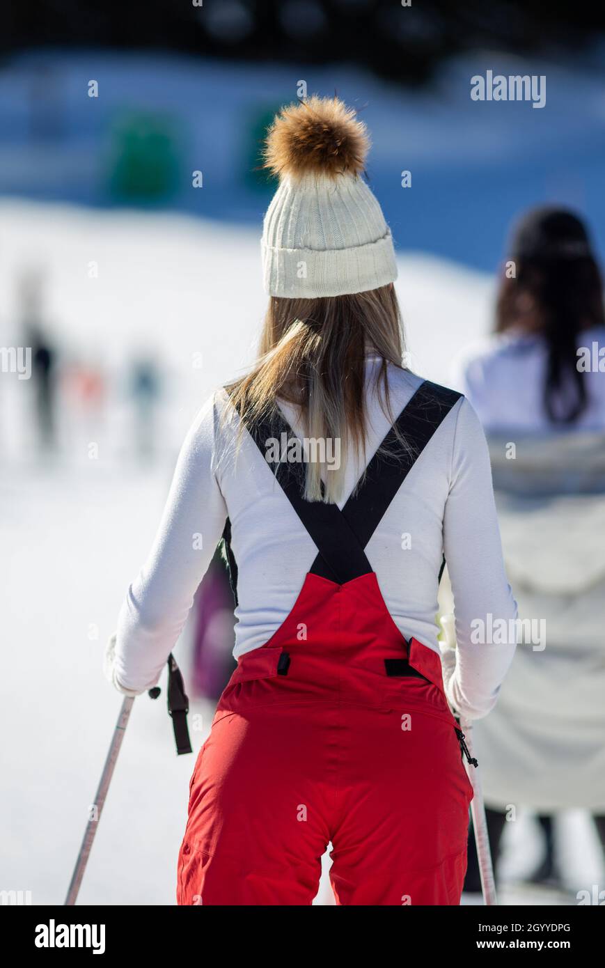 Red ski pants Banque de photographies et d'images à haute résolution - Alamy