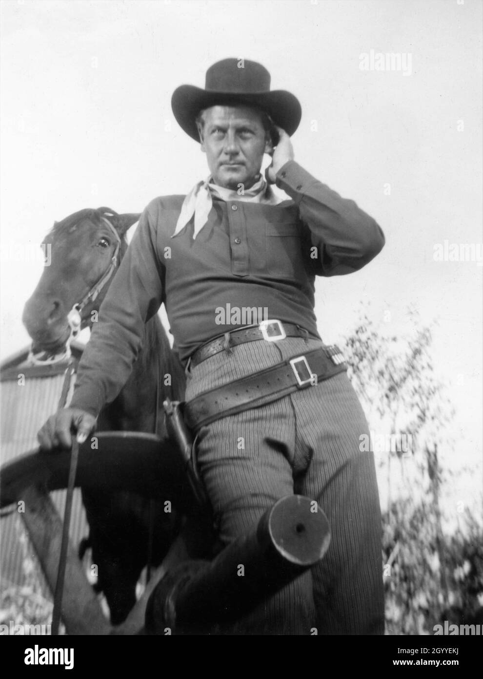 Photo de JOEL McCrea sur le terrain Candid en automne / automne 1948 pendant le tournage à Durango du TERRITOIRE DU COLORADO 1949 réalisateur RAOUL WALSH scénario John Twist et Edmund H. North adapté du roman High Sierra par W.R.Burnet Warner Bros. Banque D'Images