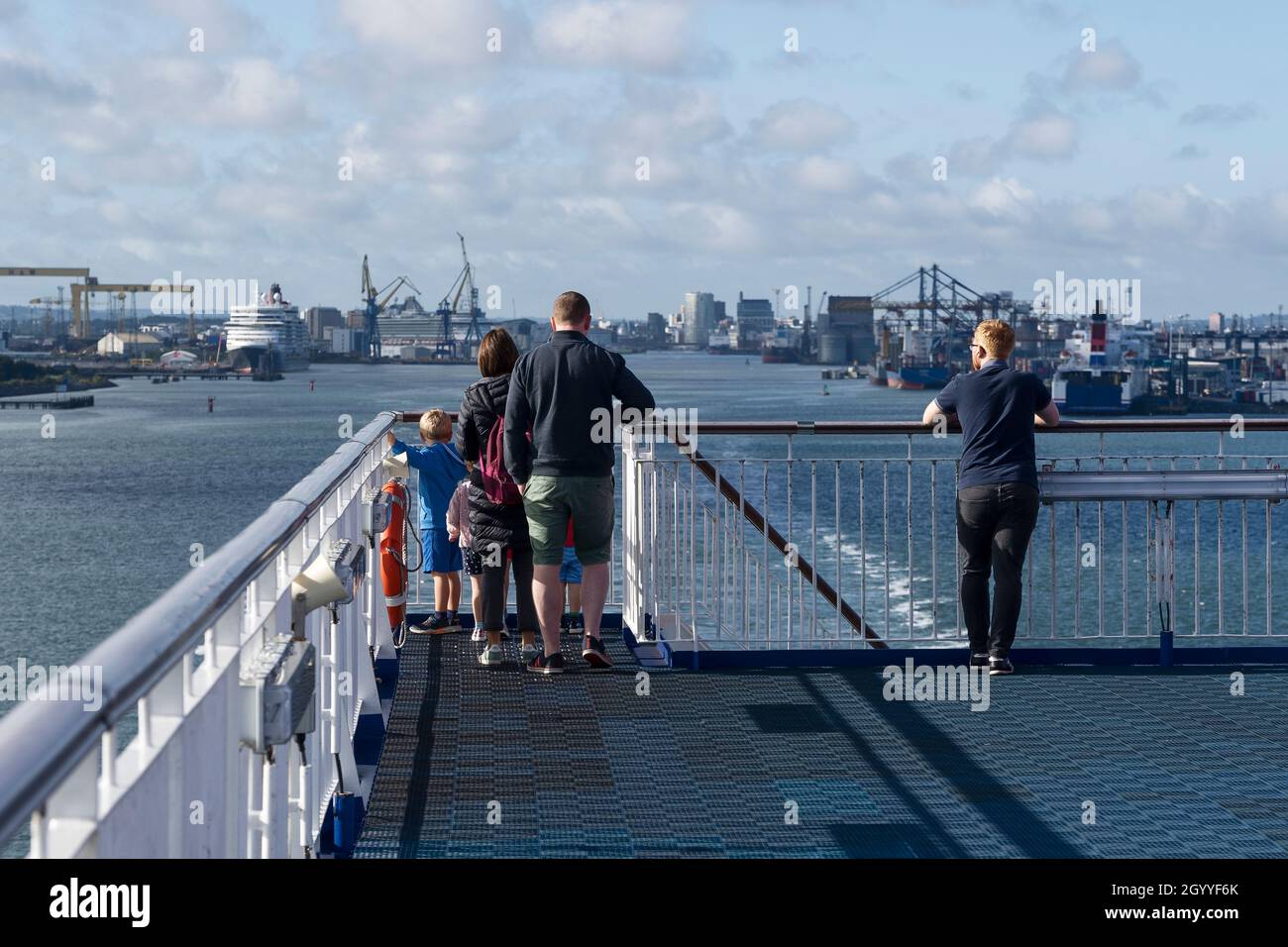 Les passagers du passage de jour de la ligne Stena Belfast à Liverpool Birkenhead observent le départ du bateau de Belfast Port Irlande du Nord Banque D'Images
