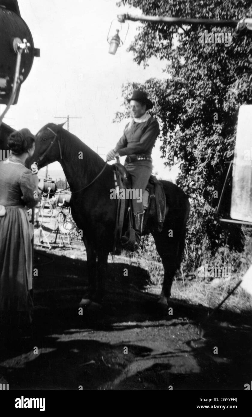 Photo de JOEL McCrea et MAUDIE PRICKETT sur le terrain Candid en automne / automne 1948 pendant le tournage à Durango du TERRITOIRE DU COLORADO 1949 réalisateur RAOUL WALSH scénario John Twist et Edmund H. North adapté du roman High Sierra par W.R.Burnet Warner Bros. Banque D'Images