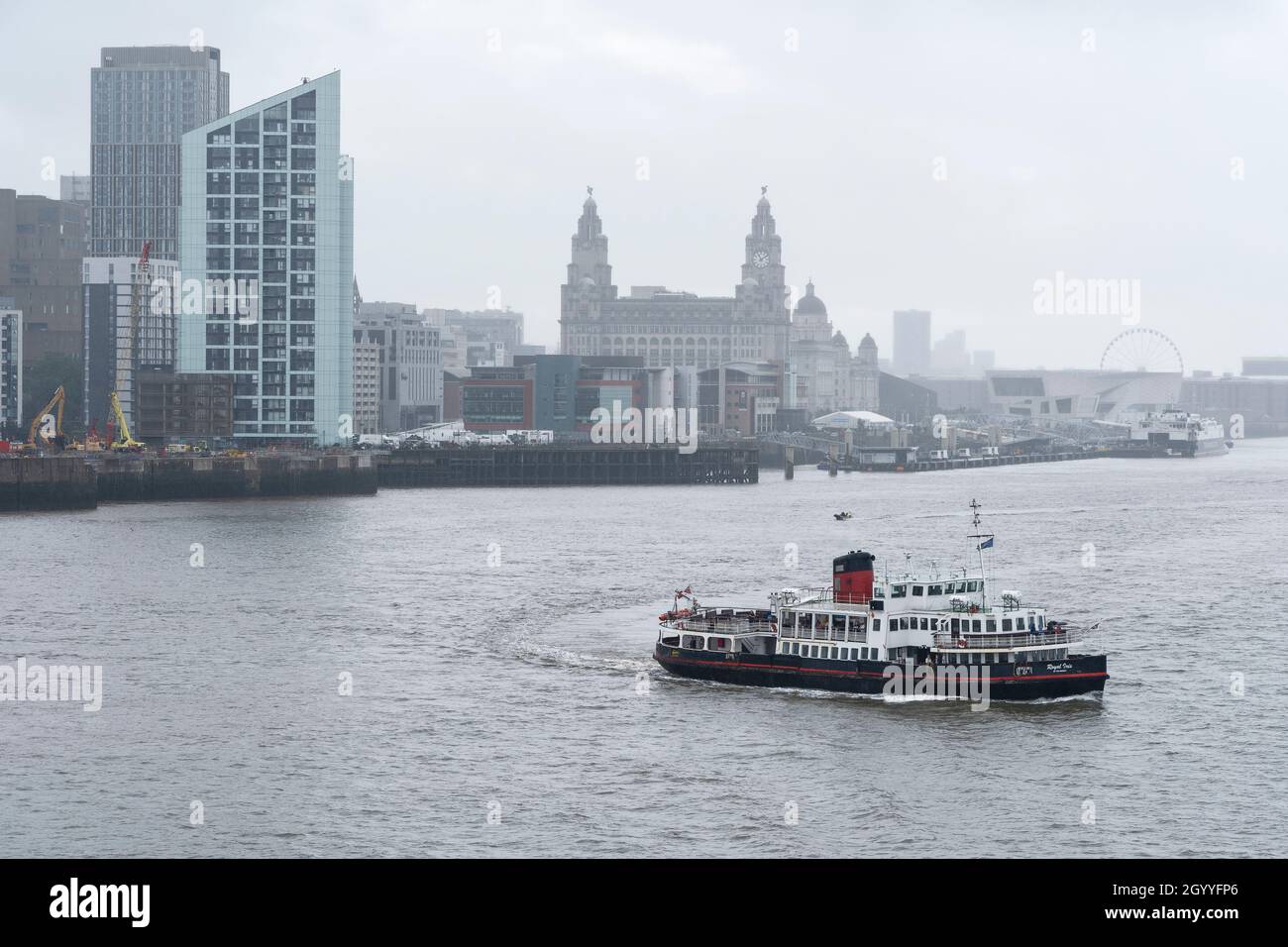 Le Royal Iris of the Mersey quitte le front de mer de Liverpool pour faire du traversier avec les passagers de l'autre côté de la rivière Mersey Banque D'Images