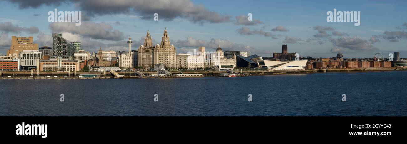 Soleil en soirée sur une vue panoramique du centre-ville de Liverpool Banque D'Images