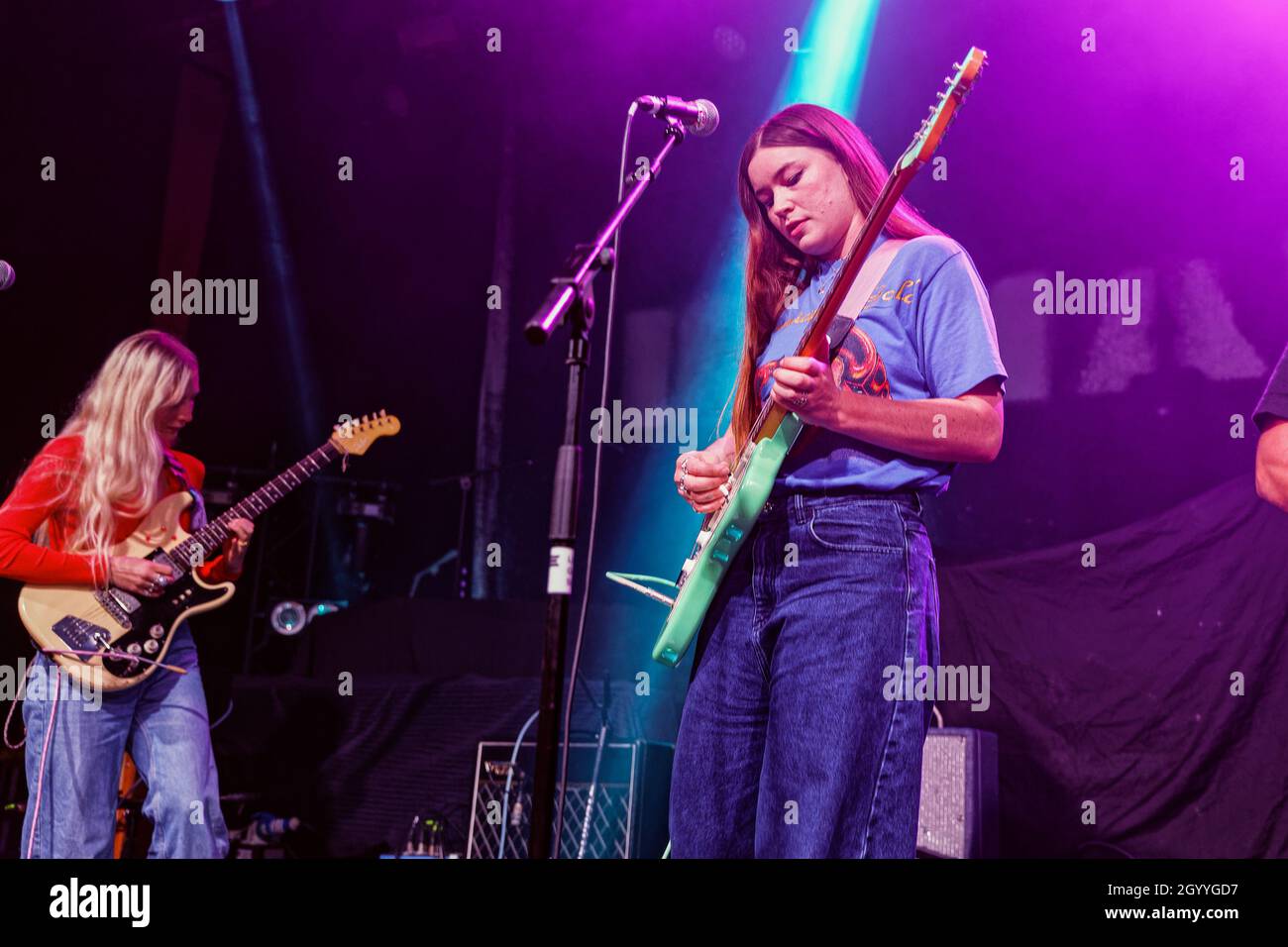 9 octobre 2021: Rhian Teasdale et Hester chambres du groupe Wet Leg à bout chaud de l'île de Wight vivent à Liverpool Guild of Students UK.(Image de crédit : © Andy Von PIP/ZUMA Press Wire) Banque D'Images