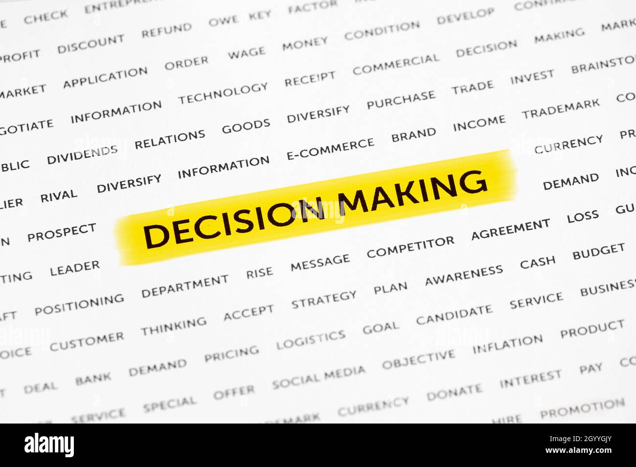 Les mots « réalisation de la décision » sont mis en évidence par un marqueur sur le papier.Concept d'affaires, stratégie, planification, succès Banque D'Images