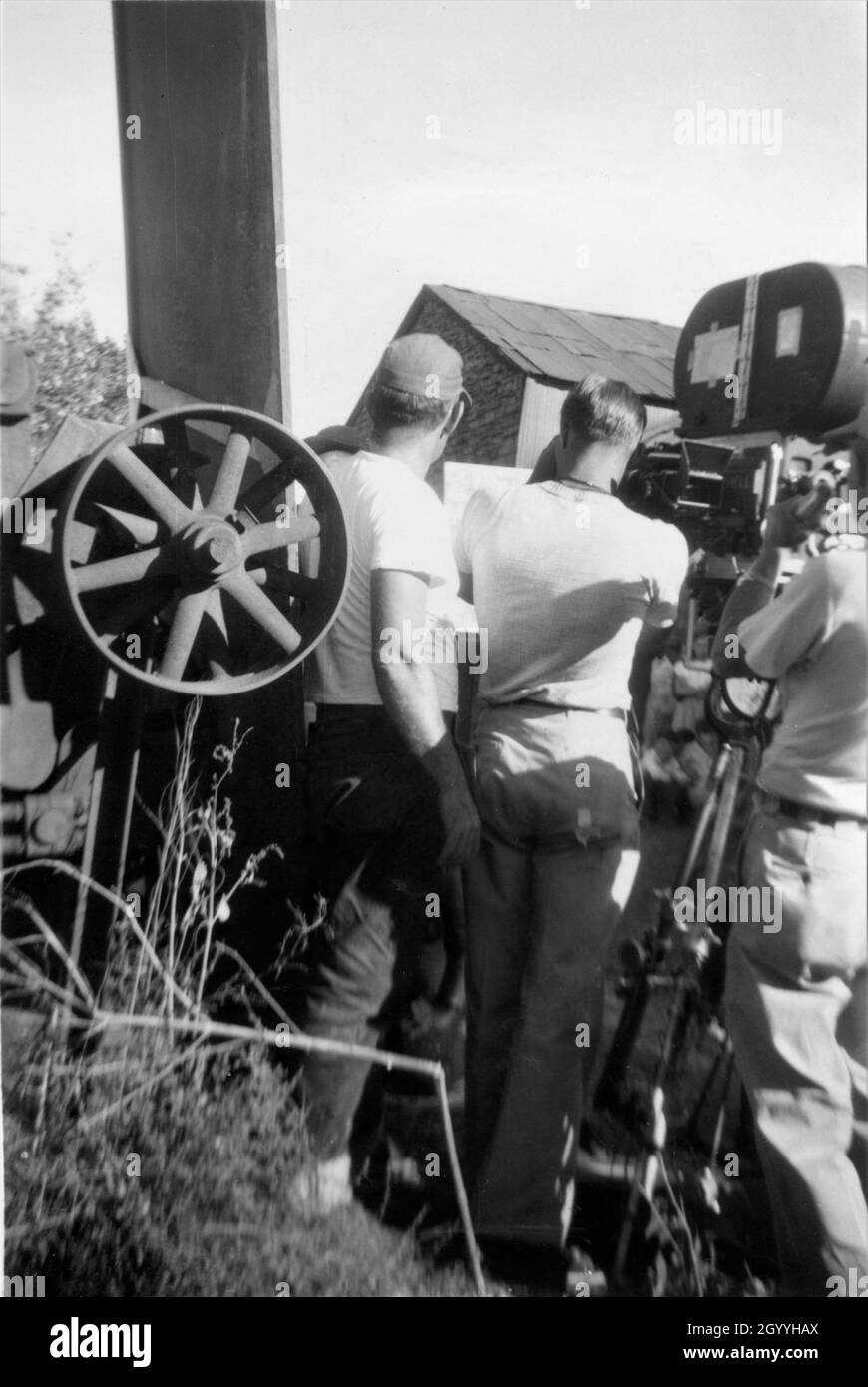 Photo de Camera Crew et un JOEL McCrea à peine visible sur le terrain Candid à l'automne 1948 pendant le tournage à Durango du TERRITOIRE DU COLORADO 1949 réalisateur RAOUL WALSH scénario John Twist et Edmund H. North adapté du roman High Sierra par W.R.Burnet Warner Bros. Banque D'Images