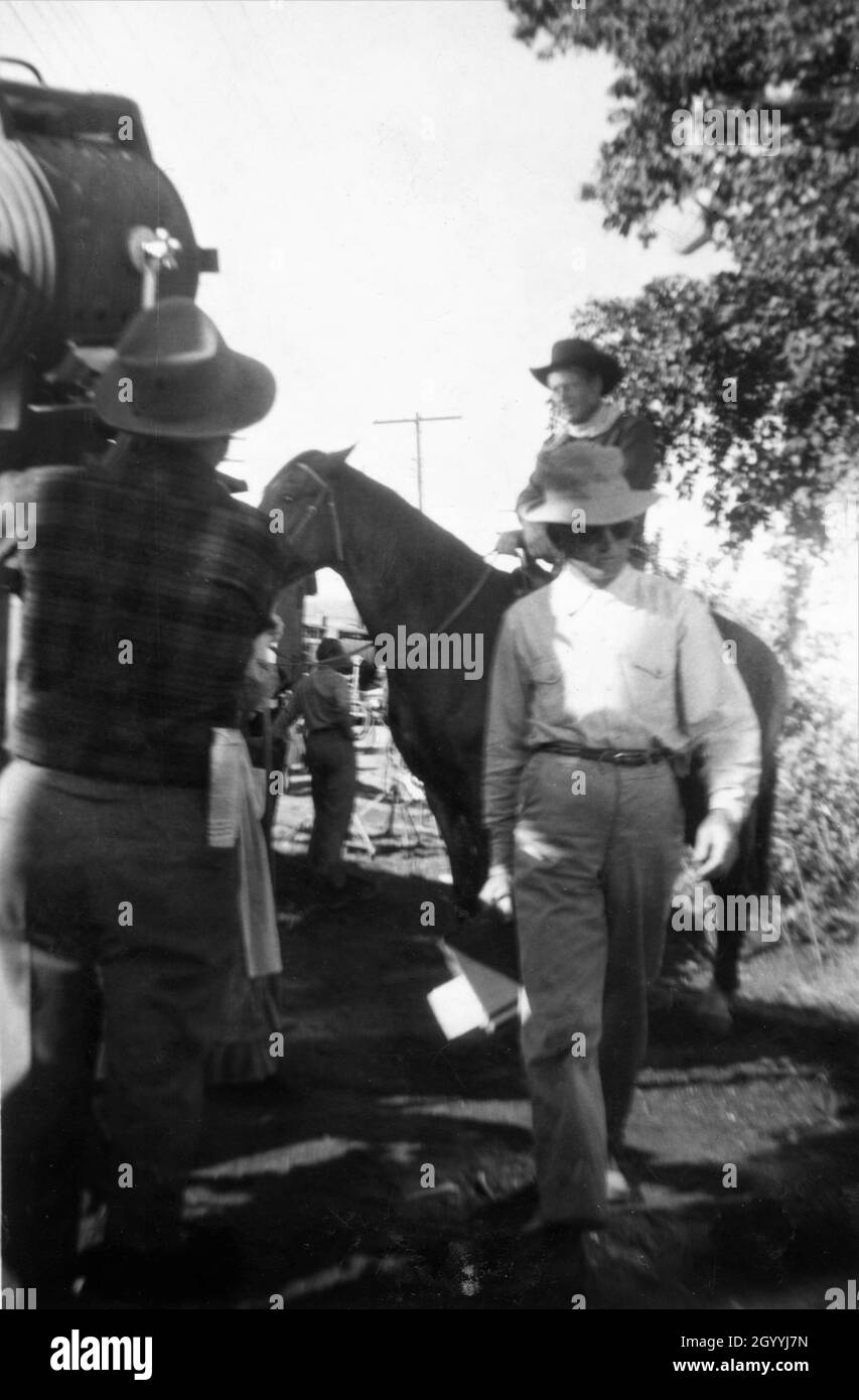 Photo de JOEL McCrea et des membres de l'équipage sur le terrain Candid à l'automne 1948 pendant le tournage à Durango du TERRITOIRE DU COLORADO 1949 réalisateur RAOUL WALSH scénario John Twist et Edmund H. North adapté du roman High Sierra de W.R.Burnet Warner Bros. Banque D'Images