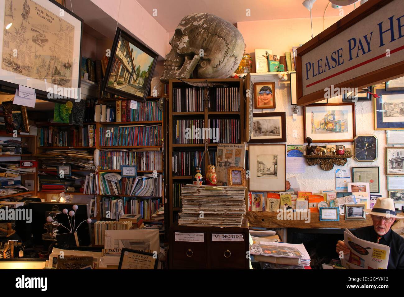 Le Trésor trove de la librairie Sanctuaire merveilleuse à Lyme Regis.Un paradis pour les amateurs de livres. Banque D'Images